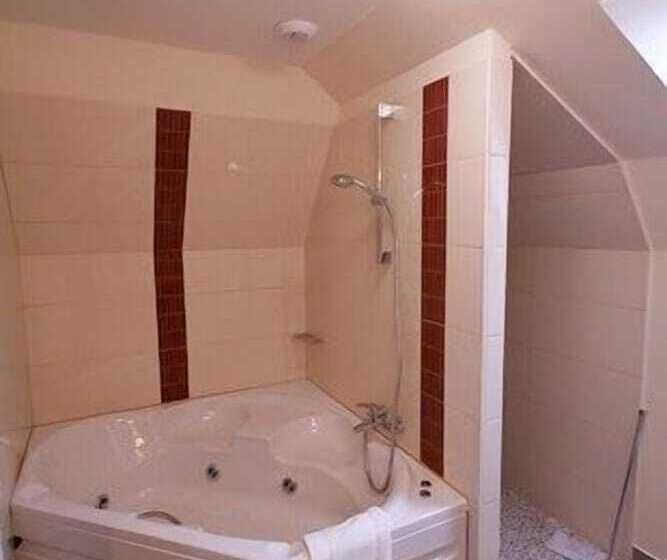 Четырехместный Номер Стандарт, Auberge De La Xaintrie