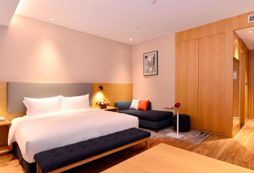 带大床的豪华间, Holiday Inn Express Luanchuan, An Ihg