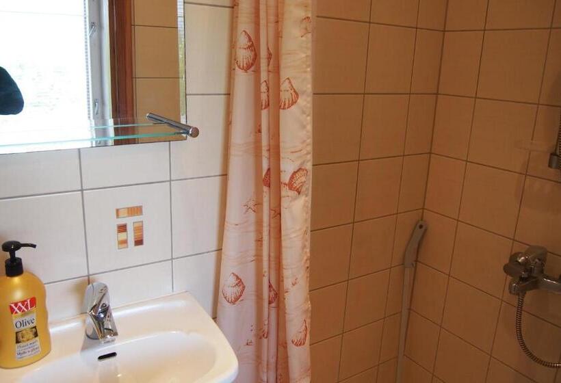 اتاق استاندارد با سرویس بهداشتی مشترک, Männi Guesthouse