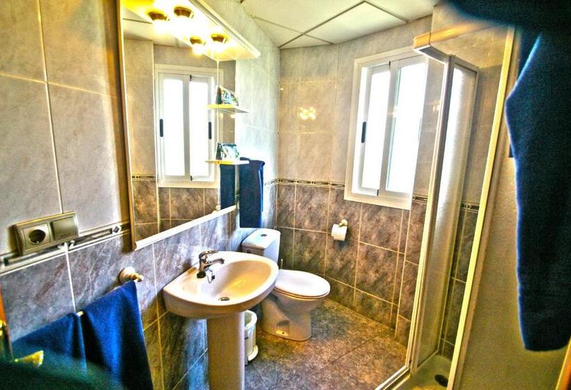 חדר סטנדרט לשלושה, Hostal Apolo Trece