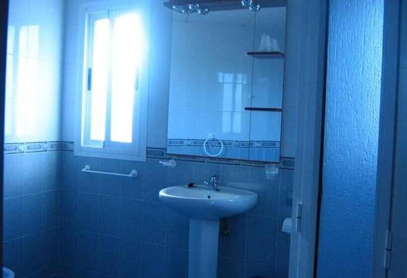חדר סטנדרט לשלושה, Hostal Apolo Trece