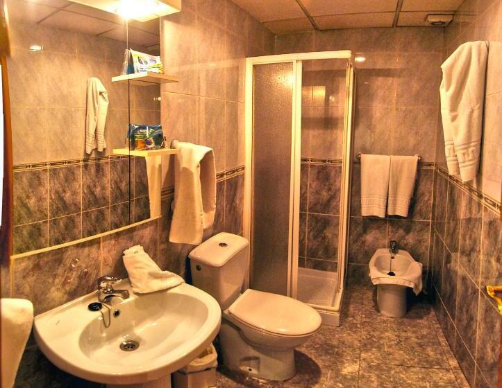 חדר סטנדרט לארבעה, Hostal Apolo Trece