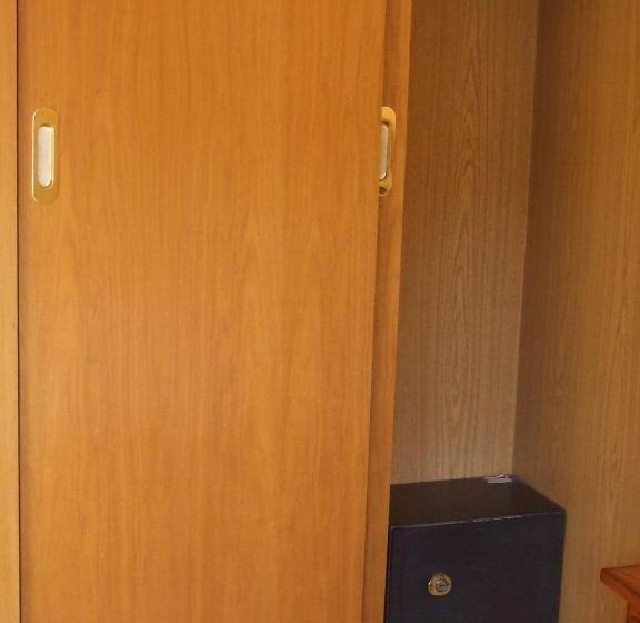 Номер Стандарт Трехместный, Hostal Mont Rock