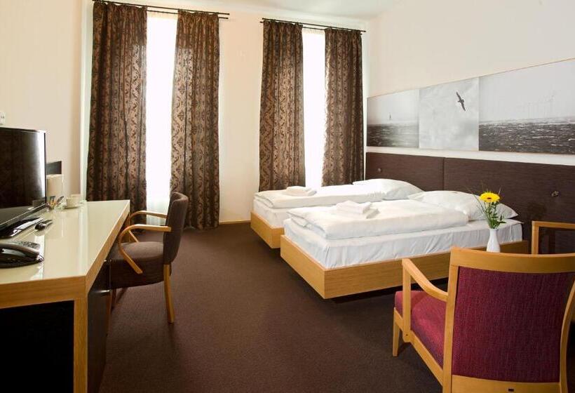 Comfort Kolmen Hengen Huone, Purkmistr