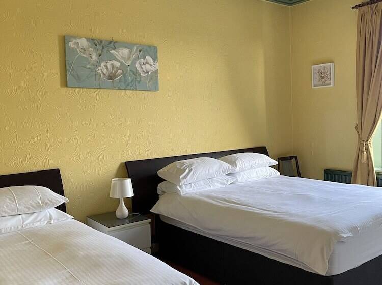 Семейный Номер, Chimneys Guest House