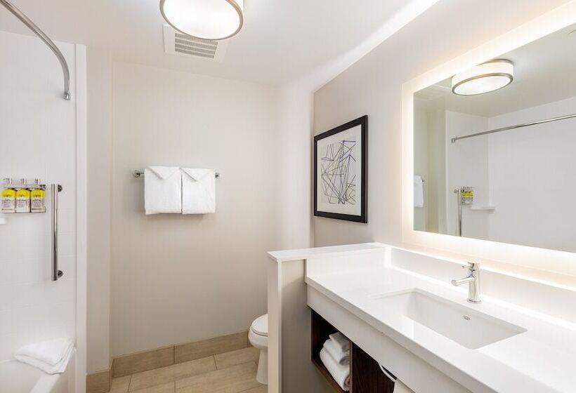 장애인을 위한 스위트, Holiday Inn Express & Suites   Moreno Valley   Riverside, An Ihg