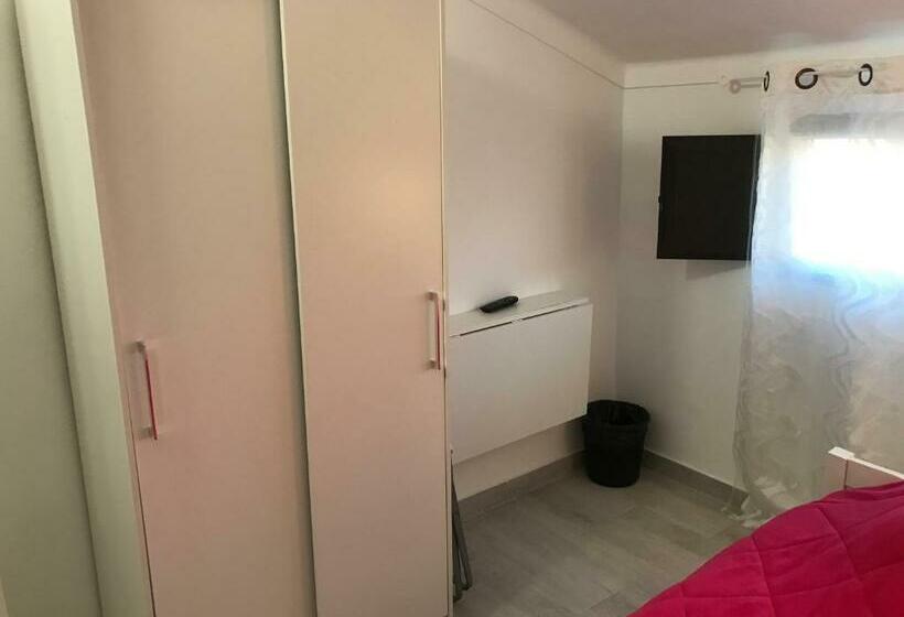 اتاق استاندارد یک تخته با سرویس بهداشتی مشترک, Nn Guest House