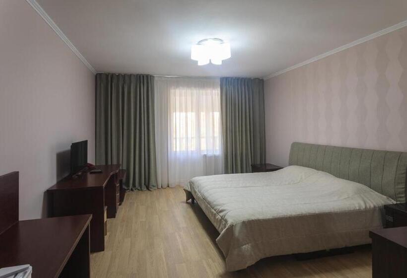 سوییت با چشم‌انداز کوه, Sunkar
