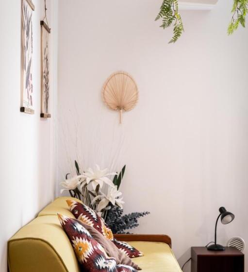 سوئیت با بالکن, Tetide Home