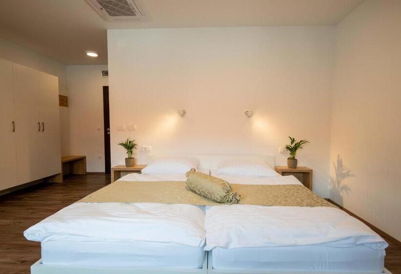 اتاق استاندارد سه نفره, Guesthouse Stari Mayr