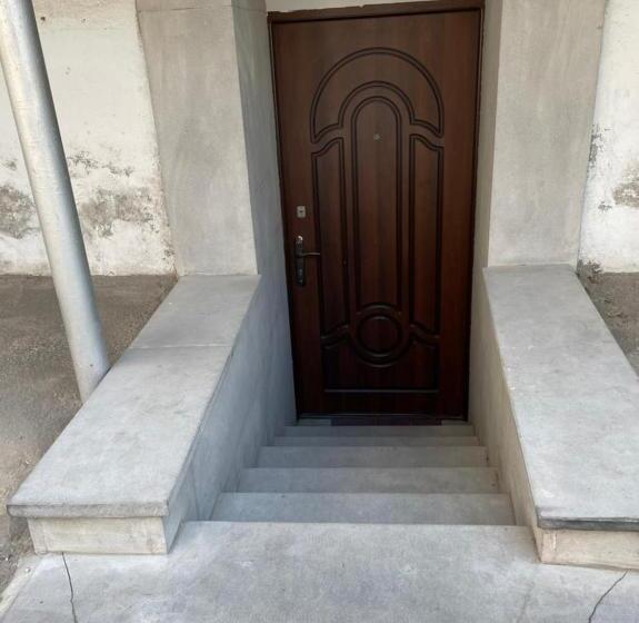 기본룸, Adamyan 11