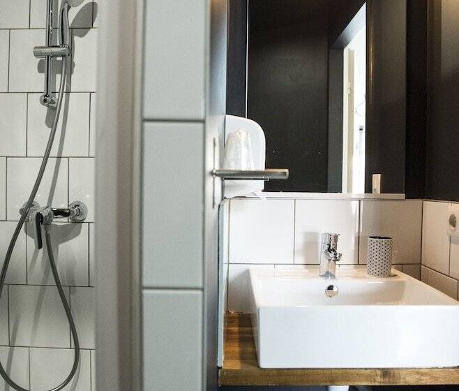 Семейный Номер, Georges Hostel & Café