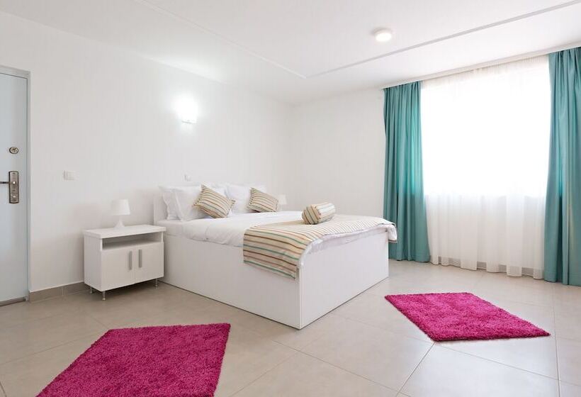 اتاق لوکس سه تخته, Flamingo Resort