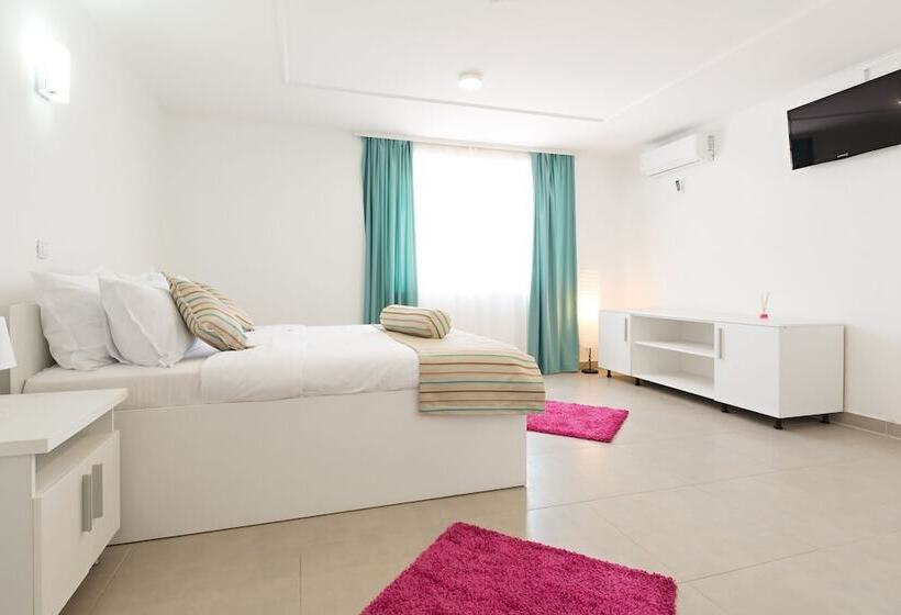 اتاق لوکس سه تخته, Flamingo Resort