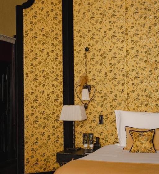 Suite, L Oscar London