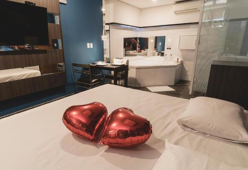 자쿠지 스위트, Paris Motel