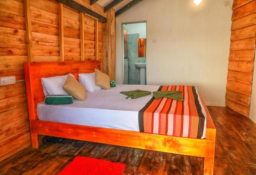 اتاق لوکس با بالکن و چشم‌انداز دریا, Indika Beach Villa