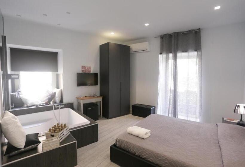 سوئیت جونیور با استخر, Esposito Plaza S & Suite