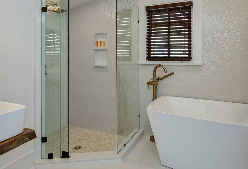 اتاق لوکس با تخت بزرگ, Casablanca
