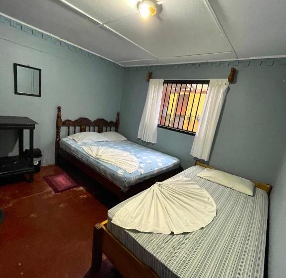 스탠다드 트리픔 룸 공동욕실, Pura Vida Hostel