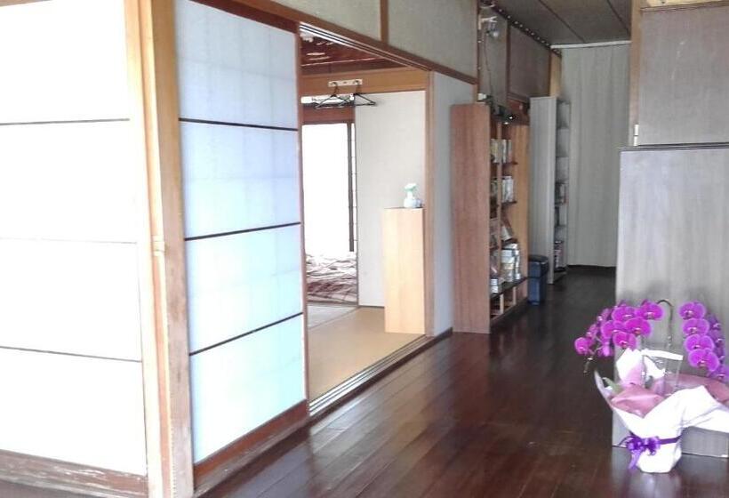 이코노미 트리플 룸, Kaeru Guest House