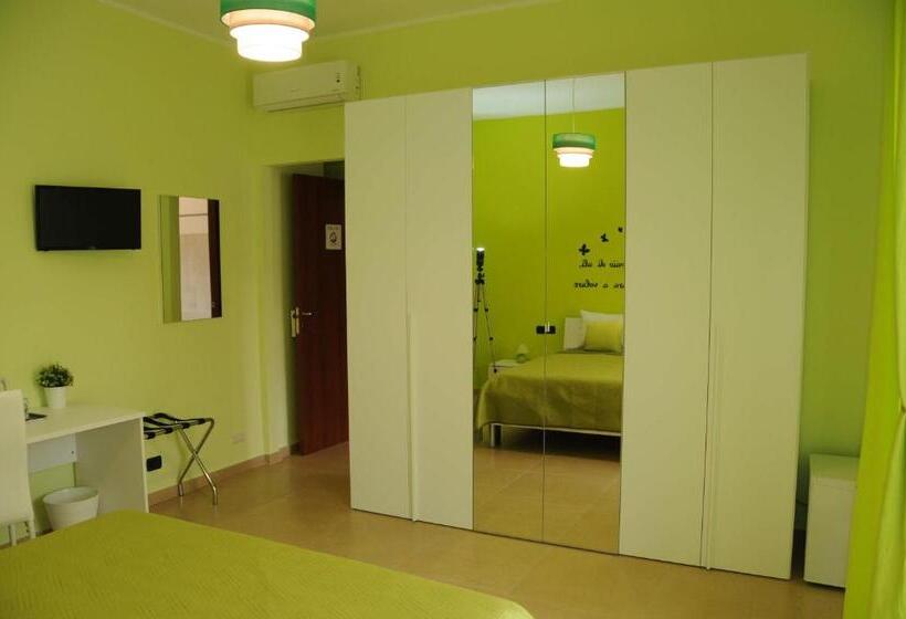 Номер Стандарт с Балконом, Color House Malpensa B&b