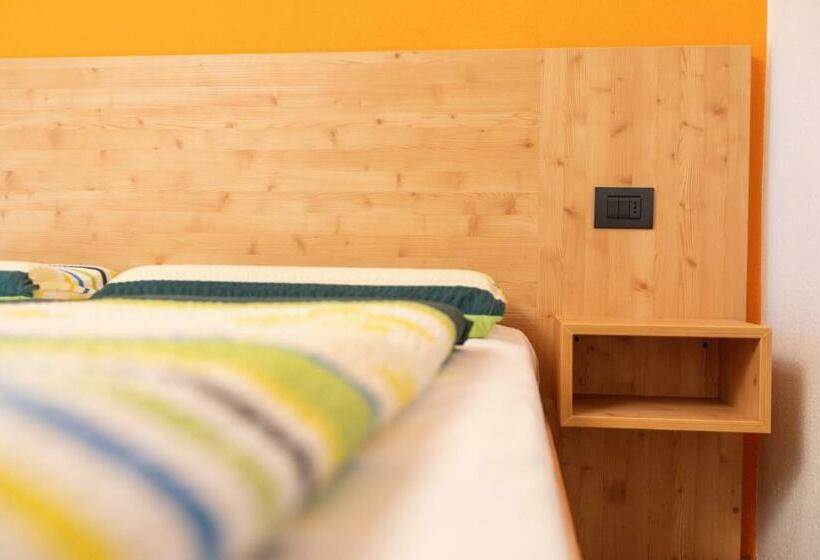 اتاق استاندارد با بالکن, Engadina B&b