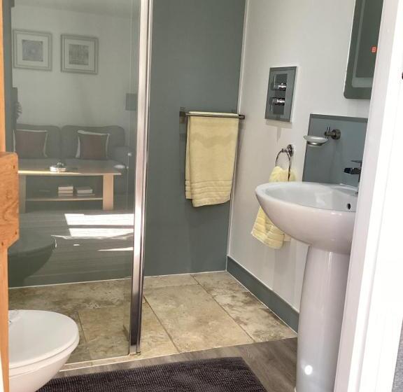 Люкс Deluxe Кровать Кинг, The Garden Suites At Snape Castle Mews