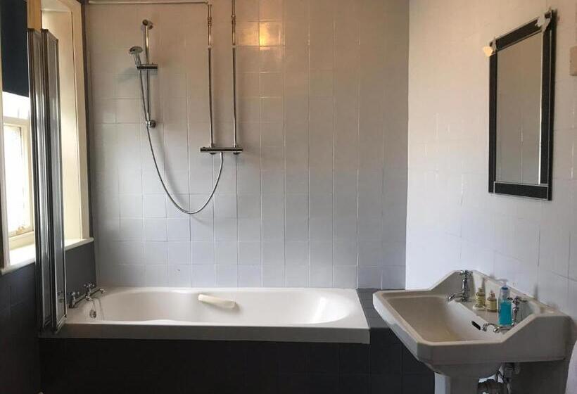 חדר סטנדרט לשלושה עם חדר אמבטיה משוף, Newcastle House Rothbury