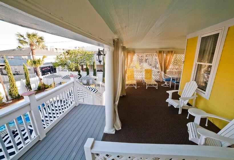 آپارتمان 1 خوابه با تراس, Georgianne Inn & Suites Check In 212 Butler Ave
