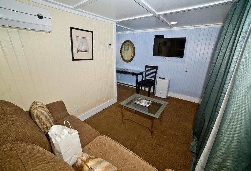 Deluxe Suite King Bed, Georgianne Inn & Suites Check In 212 Butler Ave