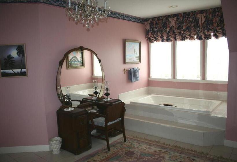 מיטת קינג בסוויטה, Heron Cay Lakeview Bed & Breakfast
