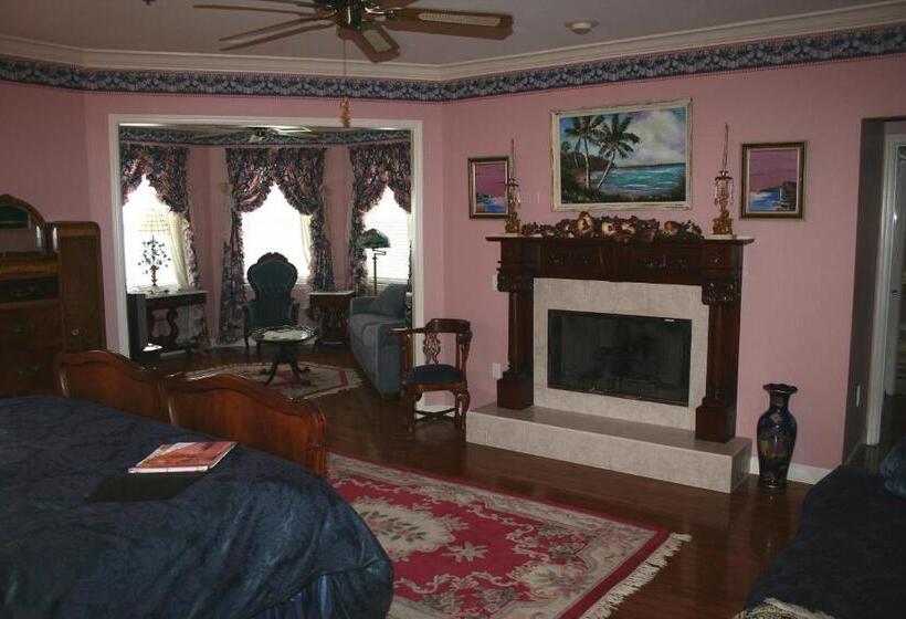 מיטת קינג בסוויטה, Heron Cay Lakeview Bed & Breakfast