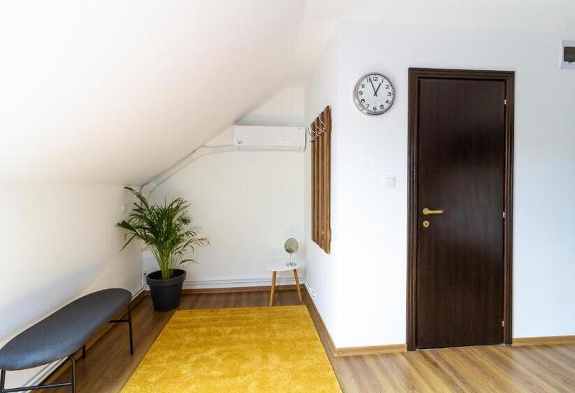 Quarto Triplo Deluxe, Airport Károly Centrál