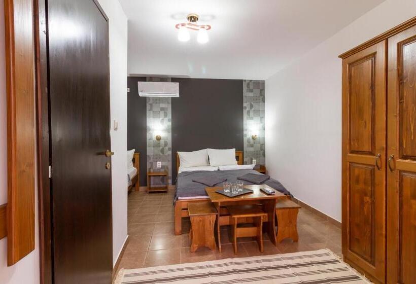 Quarto Triplo Comfort, Airport Károly Centrál