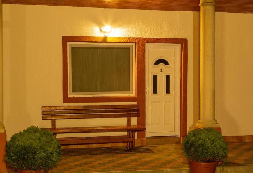 Quarto Triplo Comfort, Airport Károly Centrál