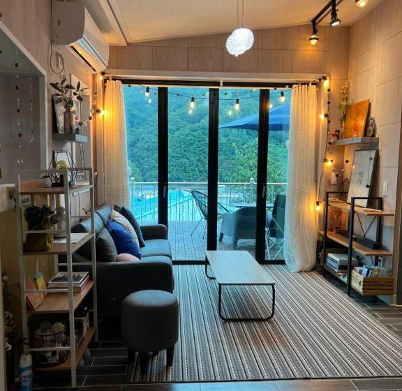 Семейный Номер, Us On Earth Guesthouse