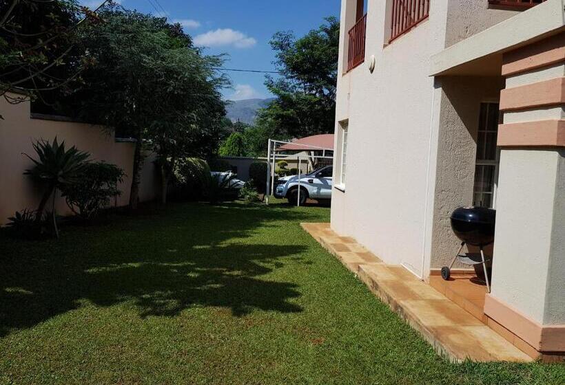 سوییت با چشم‌انداز استخر, Ezulwini Guest House