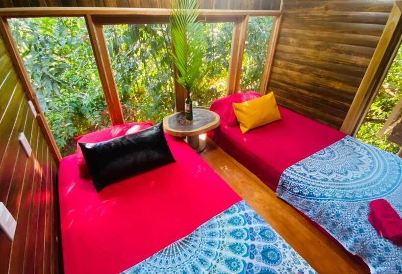 بانگلوی استاندارد, Guest House Pura Vida