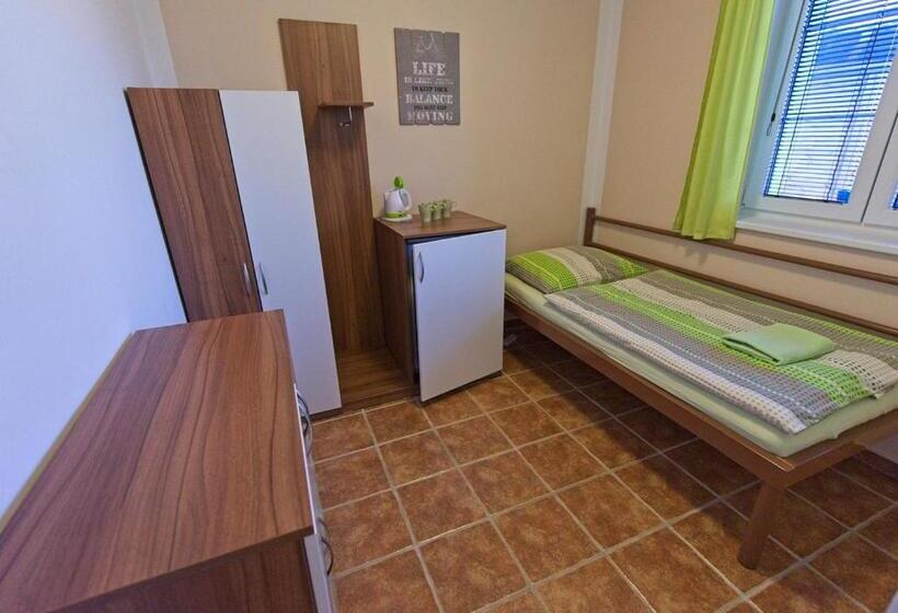 اتاق استاندارد سه نفره, Penzion Rožmberk