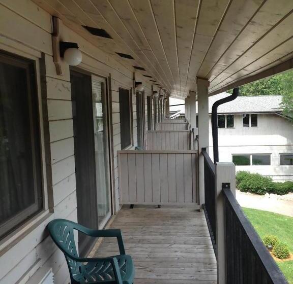 家庭间, Paddle Wheel Inn