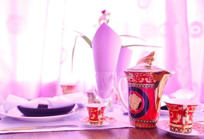 חדר משפחתי, Amethyst House