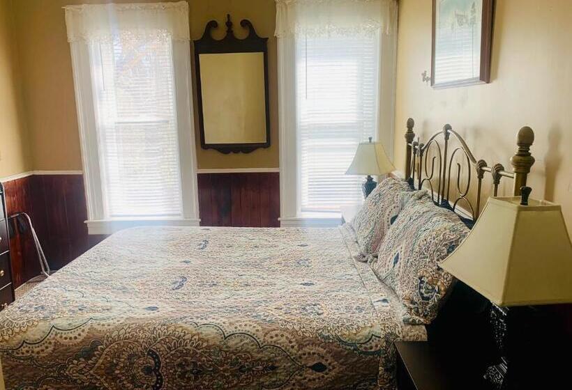 Люкс, Carriage House Inn