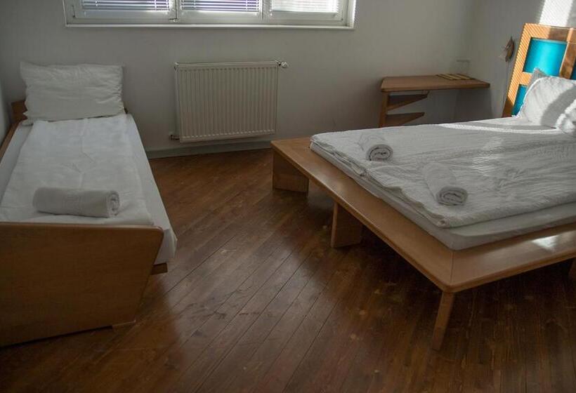 اتاق خانوادگی, The Zen Hostel   Posticum