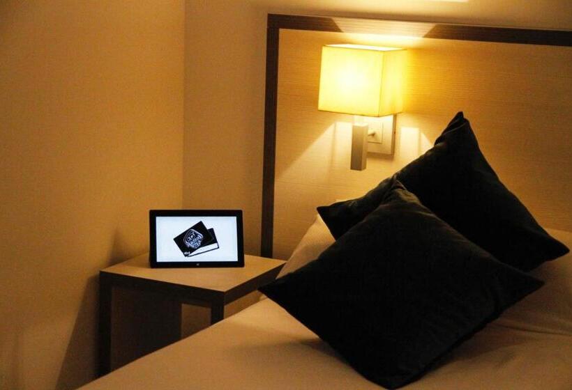 Номер Economy, Parrots Sitges