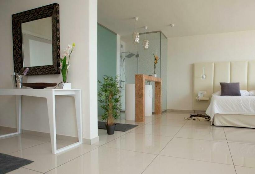 سوییت جونیور با چشم‌انداز دریا, On Hotels Oceanfront - Adults Designed