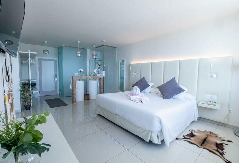 سوییت جونیور با چشم‌انداز دریا, On Hotels Oceanfront - Adults Designed