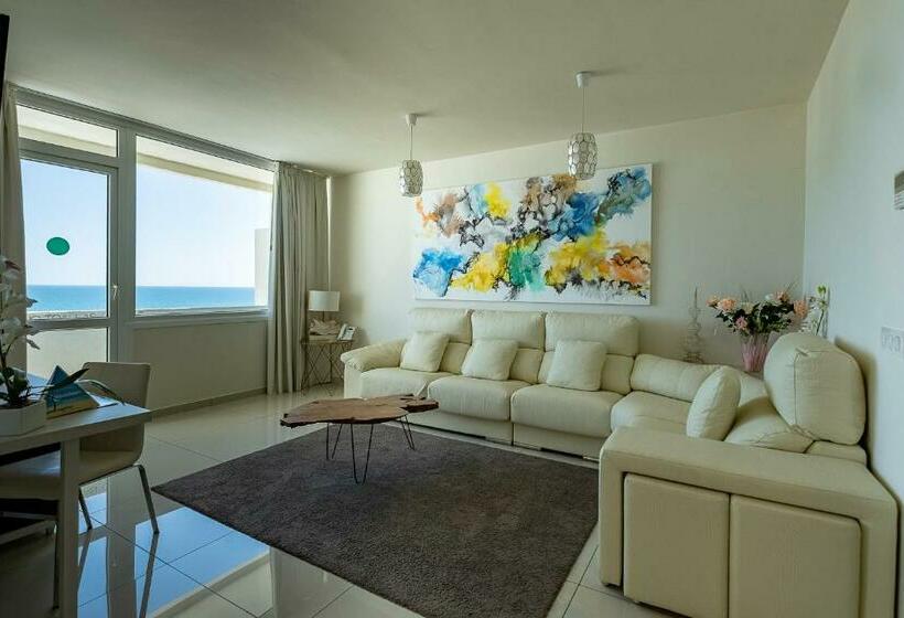 سوییت جونیور با چشم‌انداز دریا, On Hotels Oceanfront - Adults Designed