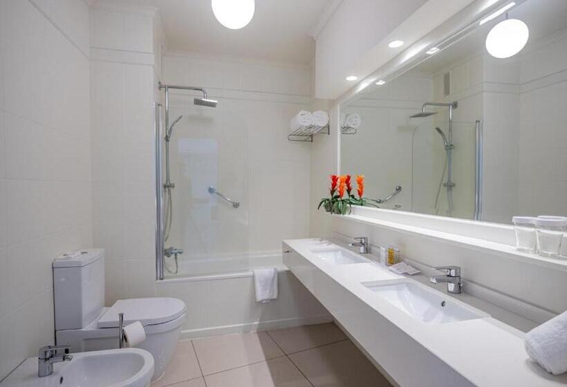 اتاق سوپریور با تخت بزرگ, On Hotels Oceanfront - Adults Designed