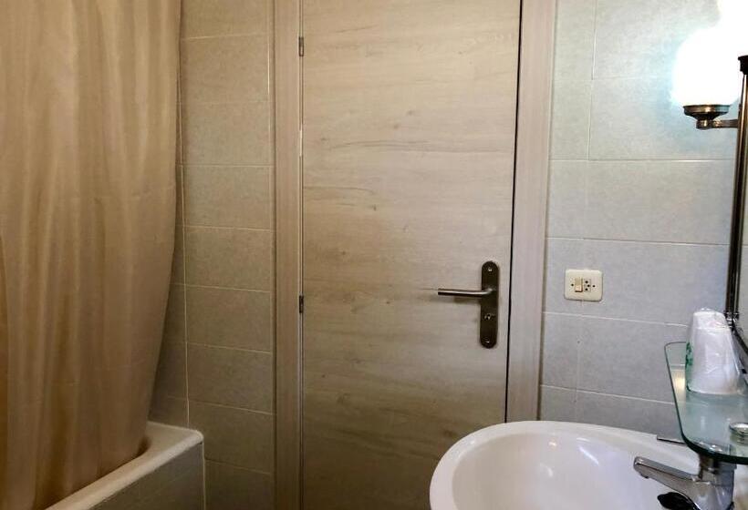 חדר סטנדרט לשלושה, Montecarlo